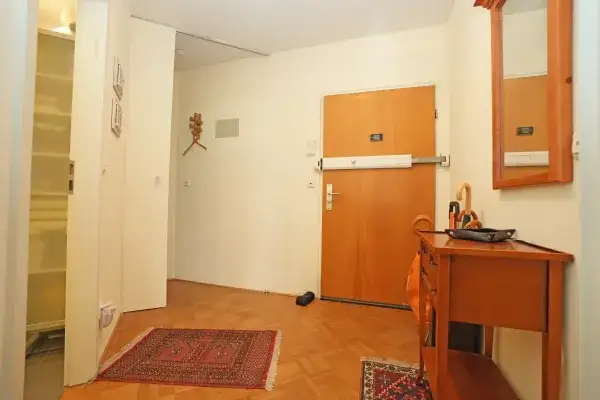 Eingangsbereich mit Schiebetür zur Abstellnische