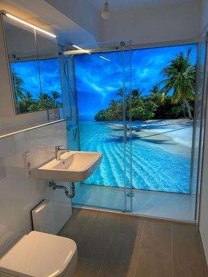 Beleuchtete Duschwand 