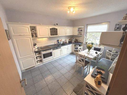 EG: Küche mit EBK, Zugang ASR, Vorratsraum