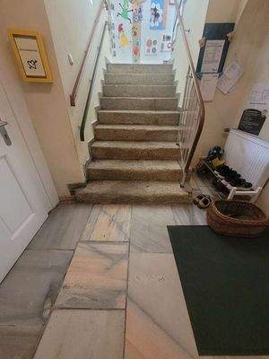 007_Treppenhaus mit Naturstein