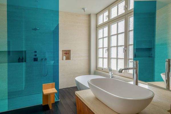 Schwellenlose Regendusche und freistehende Badewanne