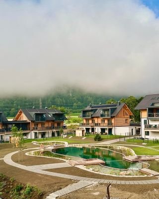 Blick auf die Holzbauanlage.