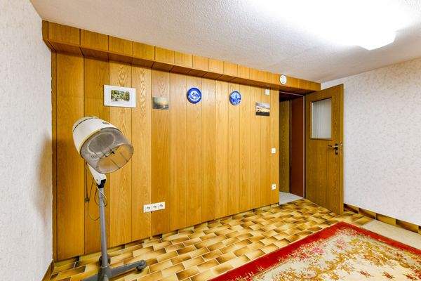 Wohnlichausgebauter Raum Keller