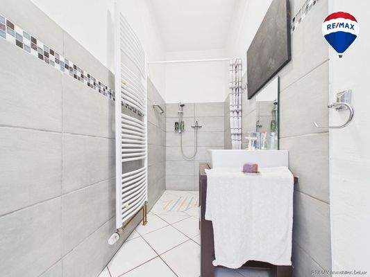 REMAX Immobilien DeLux Einfamilienhaus Badezimmer Schifffweiler Mark Borowicz