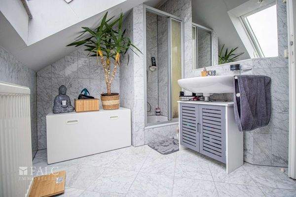 mit Tageslichtfenster