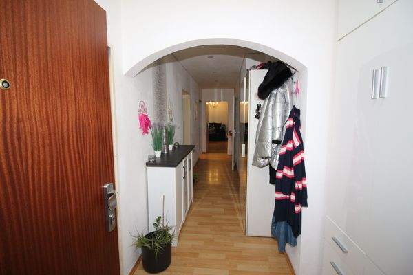 Willkommen - Flur von der Eingangstür aus