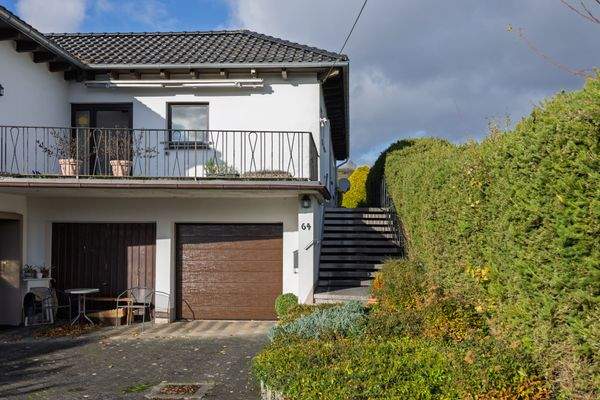 Haus von vorne mit Treppe zur Haustür