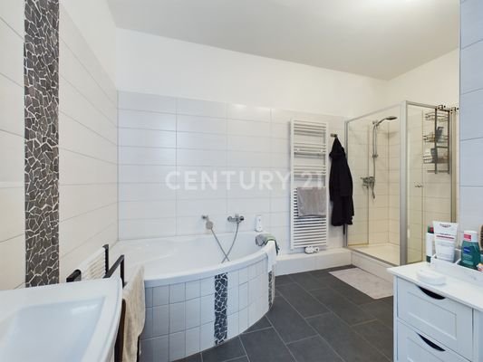 Wannenbad und Dusche vorhanden