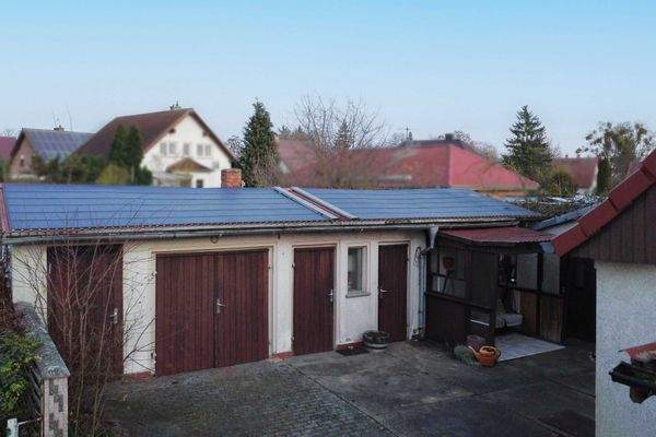 Ansicht Nebengebäude mit PV-Anlage