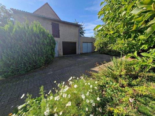 Garten mit Garagenansicht