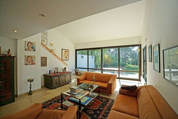 Wohnzimmer im Zubau mit Aufgang auf die Galerie