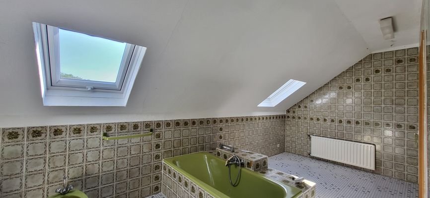 Großes Badezimmer im OG