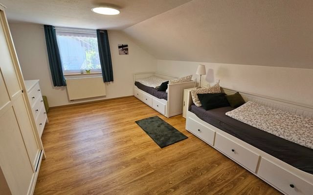 Schlafzimmer mit zwei Einzelbetten