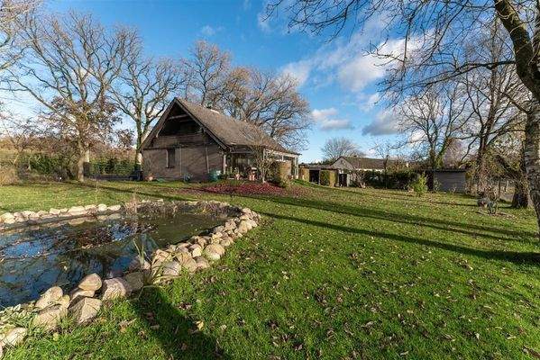 Aussenbereich mit Gartenteich