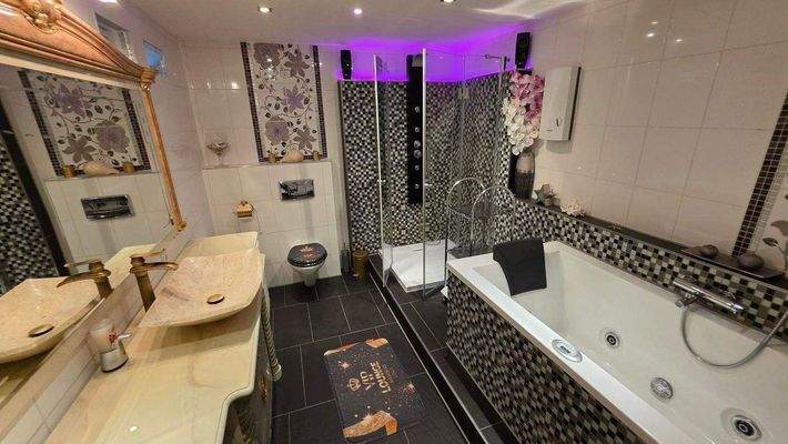 Bad mit Wanne und Dusche ohne Fenster Bild 1.jpg