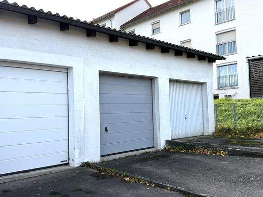Garage mit Stellplatz