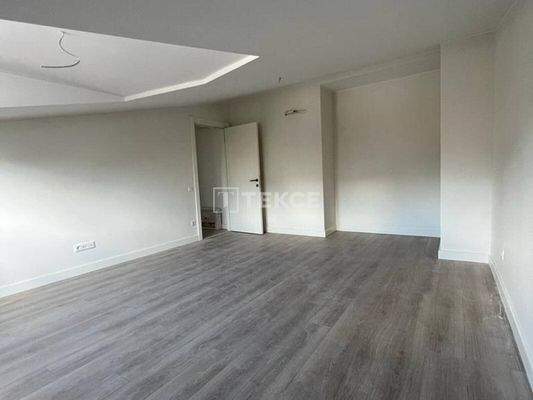 Duplex Apartment Close to Metrobüs Station in İstanbul Beşiktaş