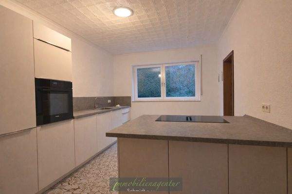 Neue - stylische Einbauküche mit Kochinsel