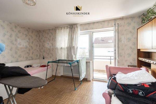 Wohnzimmer mit Balkonzugang