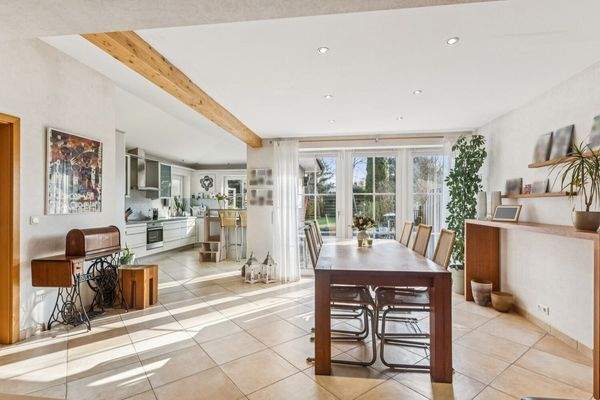 Esszimmer mit Blick auf Küchenanbau