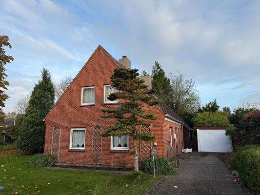 ... mit Auffahrt und Garage