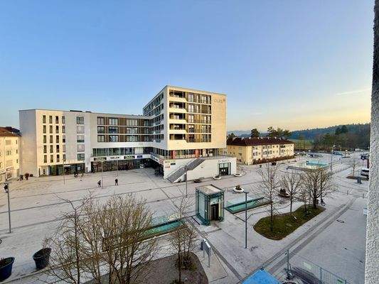 Blick vom Schlafzimmer über den Karl-Lederer-Platz