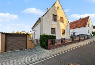 Außenansicht mit Garage