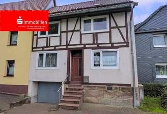 KI-generiert: Straßenansicht