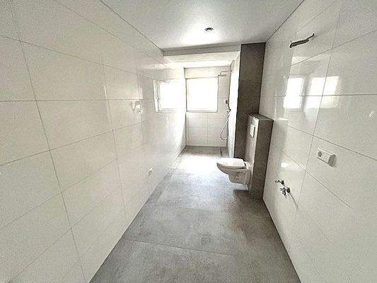 Tageslichtbad mit Regendusche