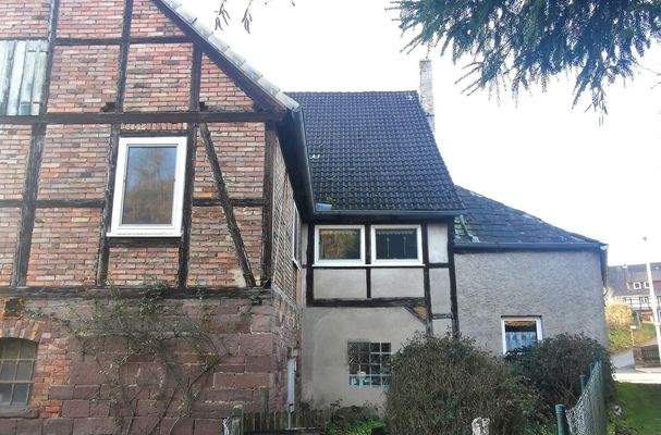 Hinterm Haus rechts mit Schmiede