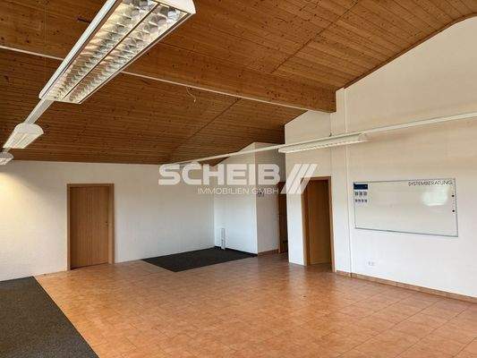 Holzdecke mit Beleuchtungskörper