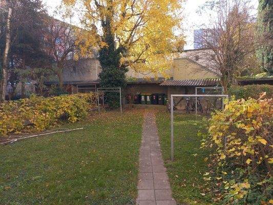 Blick in den ruhigen Innenhof - West