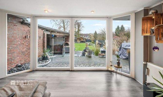 Wohnzimmer mit Blick in den Garten