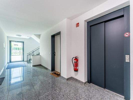 Treppenhaus und Aufzug