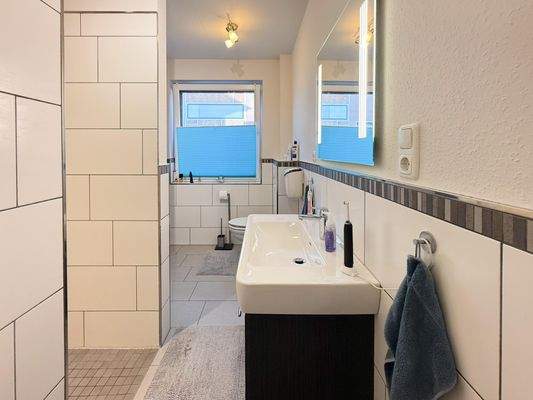 Modernes Tageslichtbad mit ebenerdiger Dusche