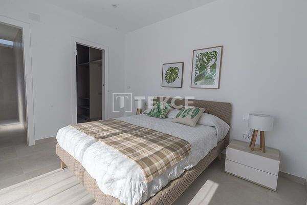 Stylish Detached Villas with Pools near Amenities in San Javier