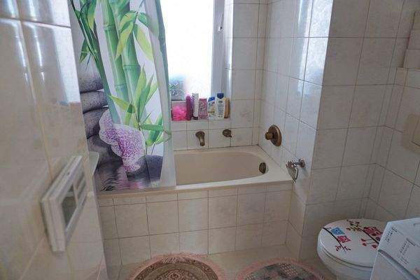 Badezimmer mit Badewanne und Toilette