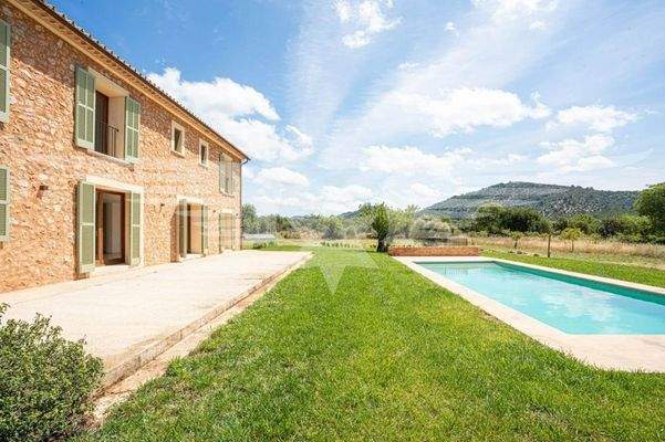 Garten mit Swimmingpool