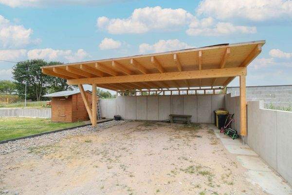 großes Doppelcarport