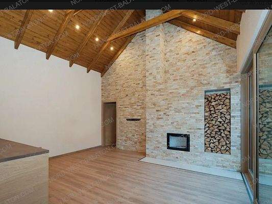 Wohn-/Esszimmer mit offener Küche und Kamin