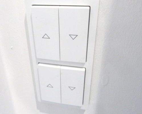 elektrische Rolläden an allen Fenstern