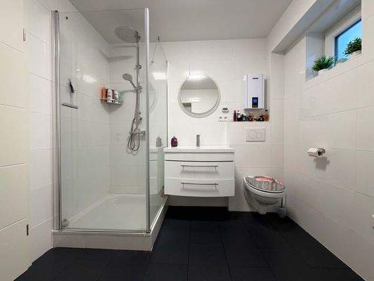 EG Badezimmer: ...die Duschkabine ist mit 90 x 90 cm extra groß und bequem