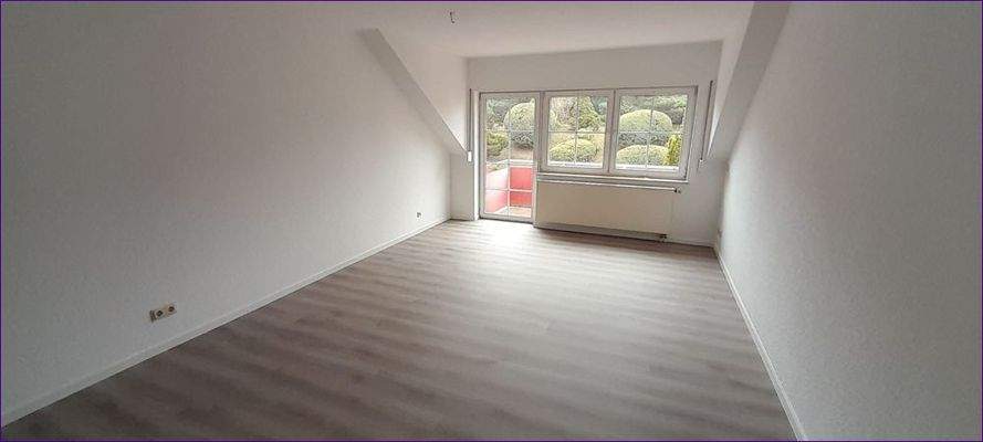 Wohnzimmer mit Balkon