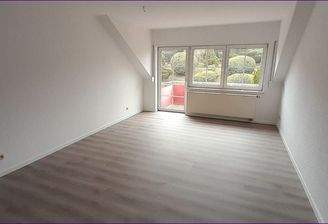 Wohnzimmer mit Balkon