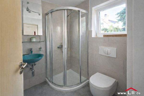 Separates Gästebad mit Dusche
