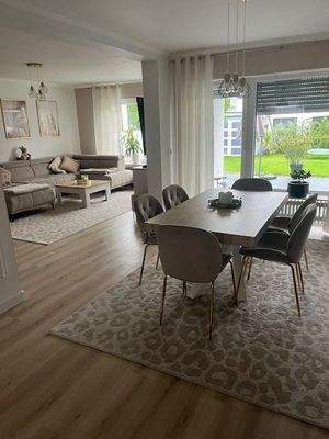 Moderner Wohn-/Essbereich