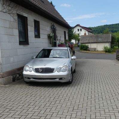 gepflasterte Auffahrt