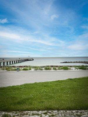 Aussicht auf Brücke und Strand vom Deich aus
