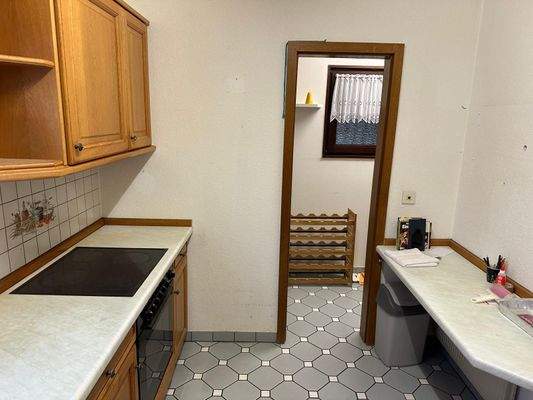 Küche mit Abstellkammer