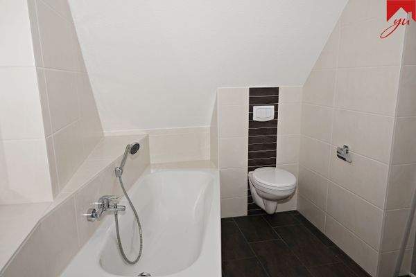 Badezimmer mit Badewanne und Dusche